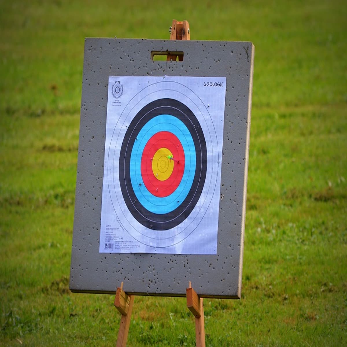5 Simple Ways on How to Focus on Your Goals and Avoid Distractions - Positivity Stories